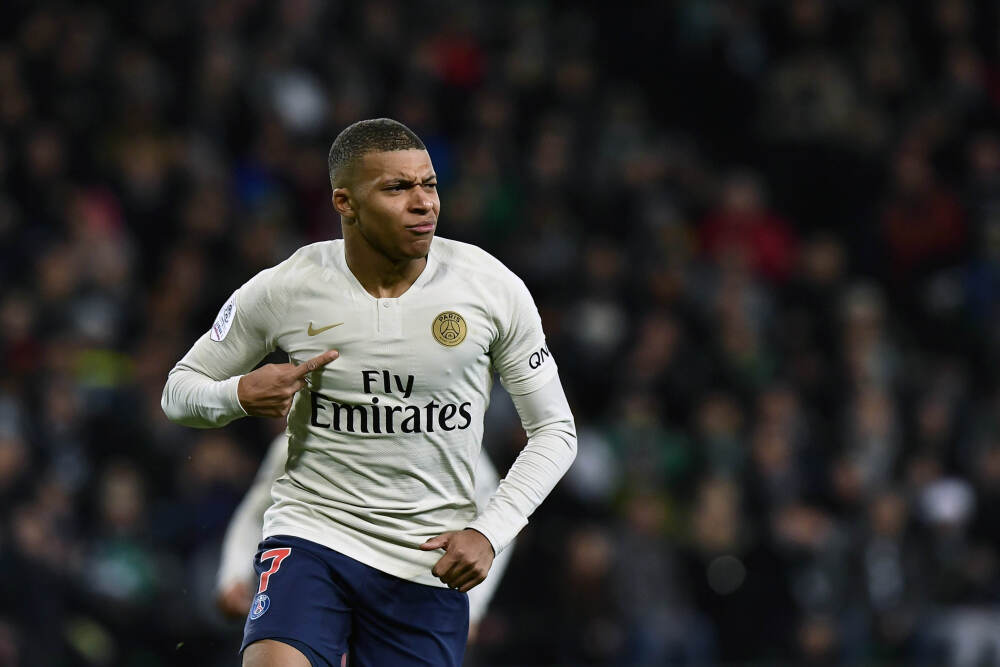 见家长！维尼修斯女友母亲到访马德里 过万圣节+与熊妈一起看皇马